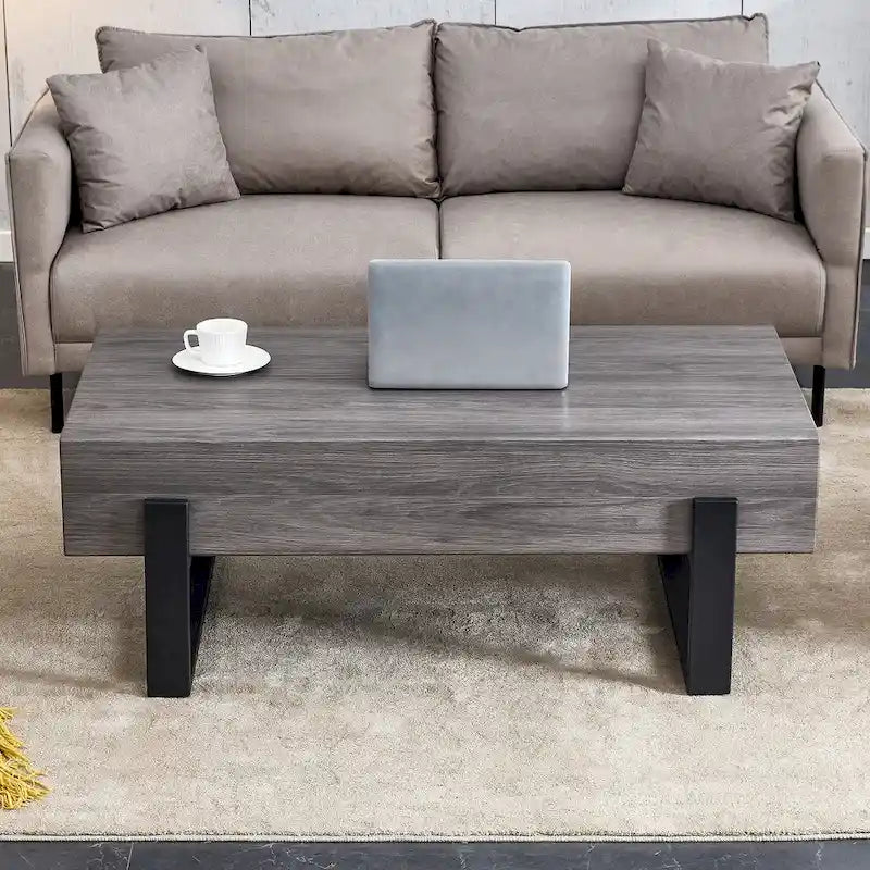 Une table basse en MDF de couleur gris rustique avec des pieds en métal noir – Un espace élégant aux tons de bois naturel